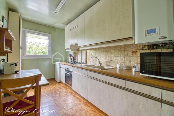 🏠 Maison – 97 m² – Louvres (95380)

Description du bien :
Dans un environnement résidentiel calme et agréable de Louvres, découvrez cette maison mitoyenne de 97 m², idéale pour une famille.

Le bien se compose de :
Une entrée
Une cuisine indépendante et entièrement équipée
Un salon/séjour donnant sur le jardin
4 chambres
2 salles d'eau
2 WC
1 cellier
Un double garage

🌳 Extérieur & environnement :
Terrain clos d'une surface de 82 m²
Jardin/terrasse
Stationnement facile (garage et place de parking)

✅ Les + :
Fenêtres PVC double vitrage
Volets électrique

Secteur calme et résidentiel
Le tout sur un terrain fonctionnel, proche des écoles, commerces et transports (RER D, accès rapide A1/A3).
Fort potentiel !

📞 Contactez-moi pour organiser une visite !