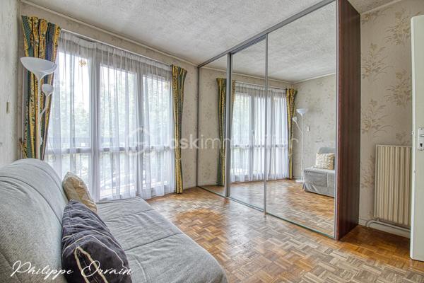 🏠 Maison – 97 m² – Louvres (95380)

Description du bien :
Dans un environnement résidentiel calme et agréable de Louvres, découvrez cette maison mitoyenne de 97 m², idéale pour une famille.

Le bien se compose de :
Une entrée
Une cuisine indépendante et entièrement équipée
Un salon/séjour donnant sur le jardin
4 chambres
2 salles d'eau
2 WC
1 cellier
Un double garage

🌳 Extérieur & environnement :
Terrain clos d'une surface de 82 m²
Jardin/terrasse
Stationnement facile (garage et place de parking)

✅ Les + :
Fenêtres PVC double vitrage
Volets électrique

Secteur calme et résidentiel
Le tout sur un terrain fonctionnel, proche des écoles, commerces et transports (RER D, accès rapide A1/A3).
Fort potentiel !

📞 Contactez-moi pour organiser une visite !