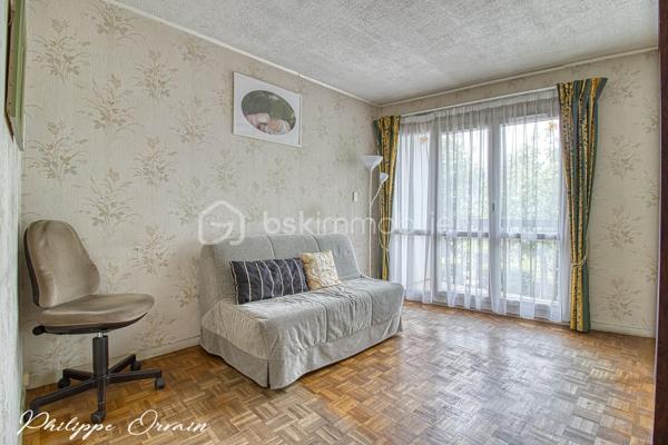 🏠 Maison – 97 m² – Louvres (95380)

Description du bien :
Dans un environnement résidentiel calme et agréable de Louvres, découvrez cette maison mitoyenne de 97 m², idéale pour une famille.

Le bien se compose de :
Une entrée
Une cuisine indépendante et entièrement équipée
Un salon/séjour donnant sur le jardin
4 chambres
2 salles d'eau
2 WC
1 cellier
Un double garage

🌳 Extérieur & environnement :
Terrain clos d'une surface de 82 m²
Jardin/terrasse
Stationnement facile (garage et place de parking)

✅ Les + :
Fenêtres PVC double vitrage
Volets électrique

Secteur calme et résidentiel
Le tout sur un terrain fonctionnel, proche des écoles, commerces et transports (RER D, accès rapide A1/A3).
Fort potentiel !

📞 Contactez-moi pour organiser une visite !