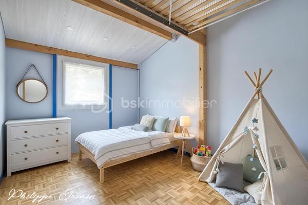 🏠 Maison – 97 m² – Louvres (95380)

Description du bien :
Dans un environnement résidentiel calme et agréable de Louvres, découvrez cette maison mitoyenne de 97 m², idéale pour une famille.

Le bien se compose de :
Une entrée
Une cuisine indépendante et entièrement équipée
Un salon/séjour donnant sur le jardin
4 chambres
2 salles d'eau
2 WC
1 cellier
Un double garage

🌳 Extérieur & environnement :
Terrain clos d'une surface de 82 m²
Jardin/terrasse
Stationnement facile (garage et place de parking)

✅ Les + :
Fenêtres PVC double vitrage
Volets électrique

Secteur calme et résidentiel
Le tout sur un terrain fonctionnel, proche des écoles, commerces et transports (RER D, accès rapide A1/A3).
Fort potentiel !

📞 Contactez-moi pour organiser une visite !