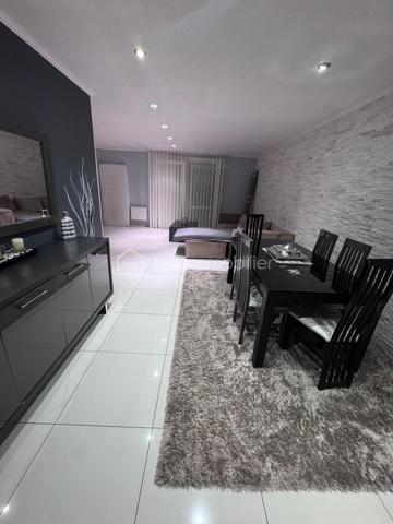 Secteur RECHERCHE Bois Saint-Denis proche toutes commodités, Maison 8P de 113m² habitables (189m² sol) sur Terrain 350m².
RDC : entrée avec placards - double séjour - cuisine équipée aménagée - sdb/douche - chambre - wc.
Etage : 3 chambres.
S/Sol : cuisine ouverte sur séjour - salle d'eau - 2 chambres - wc.
Terrasse - Jardin - Annexe - Stationnements.
Les +++ : agencement optimisé - secteur recherché - beaux volumes - double vitrage...
Faire vite ! Au plaisir pour une visite. Conseillère à votre écoute 7j/7.