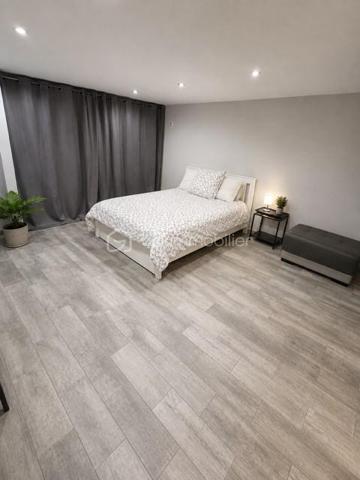 Secteur RECHERCHE Bois Saint-Denis proche toutes commodités, Maison 8P de 113m² habitables (189m² sol) sur Terrain 350m².
RDC : entrée avec placards - double séjour - cuisine équipée aménagée - sdb/douche - chambre - wc.
Etage : 3 chambres.
S/Sol : cuisine ouverte sur séjour - salle d'eau - 2 chambres - wc.
Terrasse - Jardin - Annexe - Stationnements.
Les +++ : agencement optimisé - secteur recherché - beaux volumes - double vitrage...
Faire vite ! Au plaisir pour une visite. Conseillère à votre écoute 7j/7.