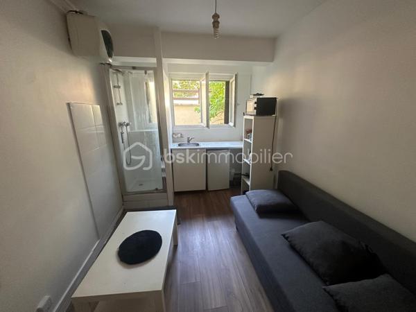 A vendre
Studette en sousplex de 10,28m2.

Une kitchenette, une douche et un espace de vie vous sont proposés. 

Au calme dans une résidence sécurisée et bien entretenu. 

Petite particularité les WC sont sur le palier. 

9 minutes à pieds du RER. 

A visiter sans tarder !