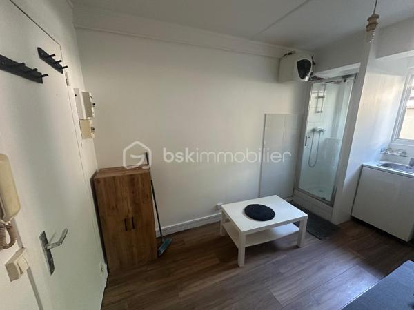 A vendre
Studette en sousplex de 10,28m2.

Une kitchenette, une douche et un espace de vie vous sont proposés. 

Au calme dans une résidence sécurisée et bien entretenu. 

Petite particularité les WC sont sur le palier. 

9 minutes à pieds du RER. 

A visiter sans tarder !