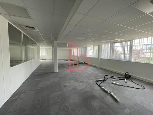 Bureau de 1090 m² à louer à Bordeaux Lac - Bruges