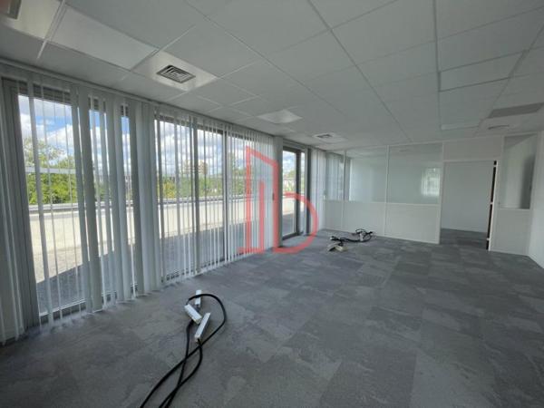 Bureau de 1090 m² à louer à Bordeaux Lac - Bruges