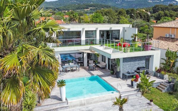 Maison à vendre    5 pièces •  Sanary-sur-Mer