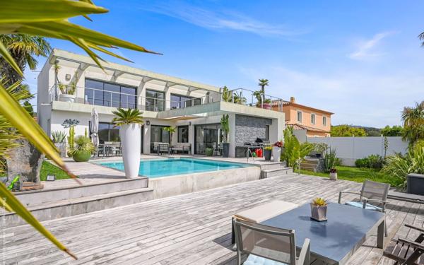 Maison à vendre    5 pièces •  Sanary-sur-Mer