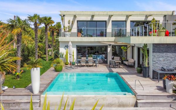 Maison à vendre    5 pièces •  Sanary-sur-Mer