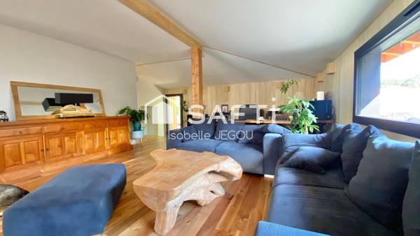 Maison ossature bois rénovée avec sa belle extension à peine terminée offre un cadre de vie chaleureux