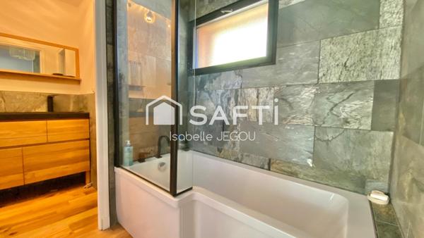 Maison ossature bois rénovée avec sa belle extension à peine terminée offre un cadre de vie chaleureux