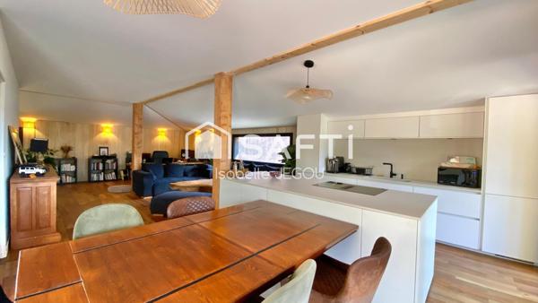 Maison ossature bois rénovée avec sa belle extension à peine terminée offre un cadre de vie chaleureux