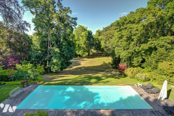 DEMEURE EN BORD DU LOIRET AVEC PISCINE A DEBORDEMENT