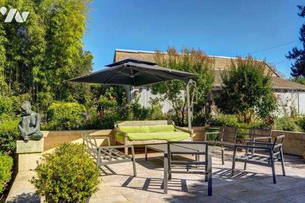 DEMEURE EN BORD DU LOIRET AVEC PISCINE A DEBORDEMENT