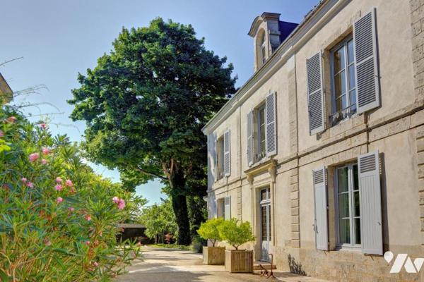 DEMEURE EN BORD DU LOIRET AVEC PISCINE A DEBORDEMENT