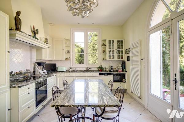 DEMEURE EN BORD DU LOIRET AVEC PISCINE A DEBORDEMENT