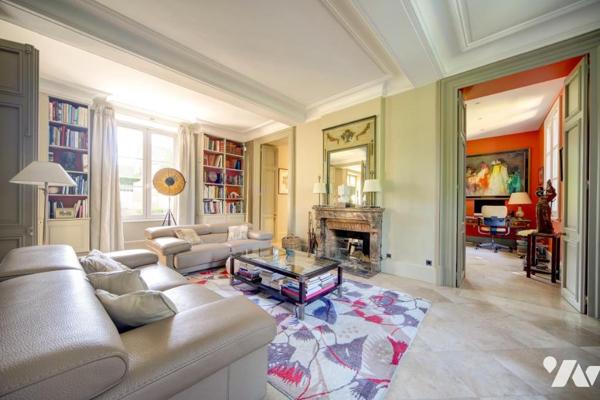 DEMEURE EN BORD DU LOIRET AVEC PISCINE A DEBORDEMENT