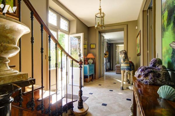 DEMEURE EN BORD DU LOIRET AVEC PISCINE A DEBORDEMENT