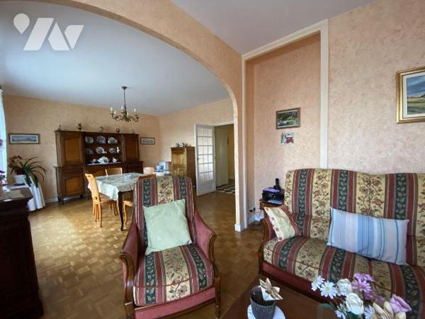 Secteur Saint-Marc - Situé au 6 et dernier étage avec ascenseur, découvrez cet appartement lumi...