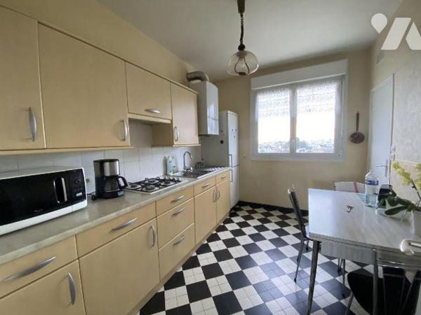 Secteur Saint-Marc - Situé au 6 et dernier étage avec ascenseur, découvrez cet appartement lumi...