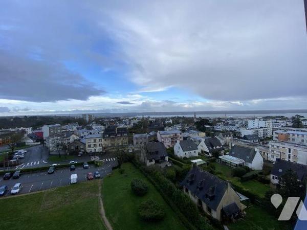 Secteur Saint-Marc - Situé au 6 et dernier étage avec ascenseur, découvrez cet appartement lumi...
