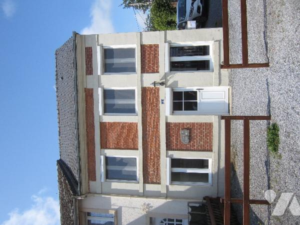 Maison de village dans bourg. proche de tous commerces.
Pas de travaux à prévoir.