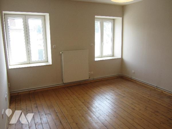 Maison de village dans bourg. proche de tous commerces.
Pas de travaux à prévoir.