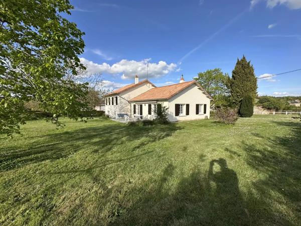 Maison avec un accès de plain-pied et demi sous-sol de la fin des années 70, DPE classé C.