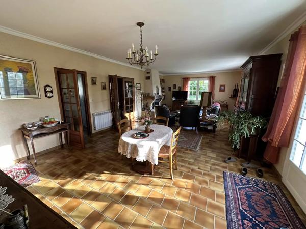 Maison avec un accès de plain-pied et demi sous-sol de la fin des années 70, DPE classé C.