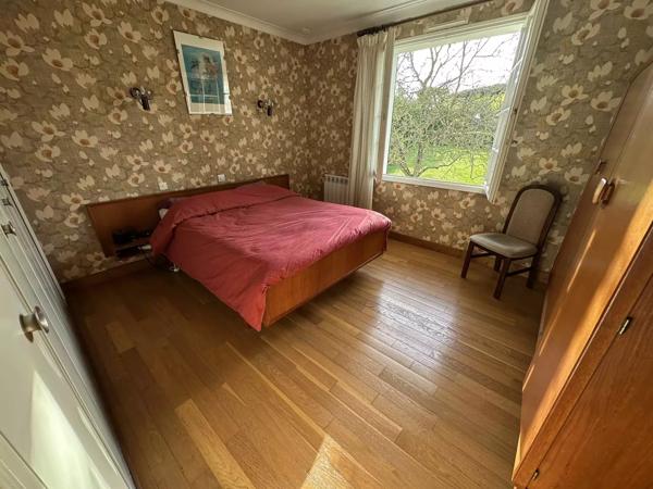 Maison avec un accès de plain-pied et demi sous-sol de la fin des années 70, DPE classé C.