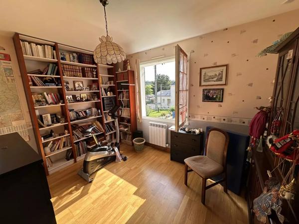 Maison avec un accès de plain-pied et demi sous-sol de la fin des années 70, DPE classé C.