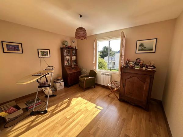 Maison avec un accès de plain-pied et demi sous-sol de la fin des années 70, DPE classé C.