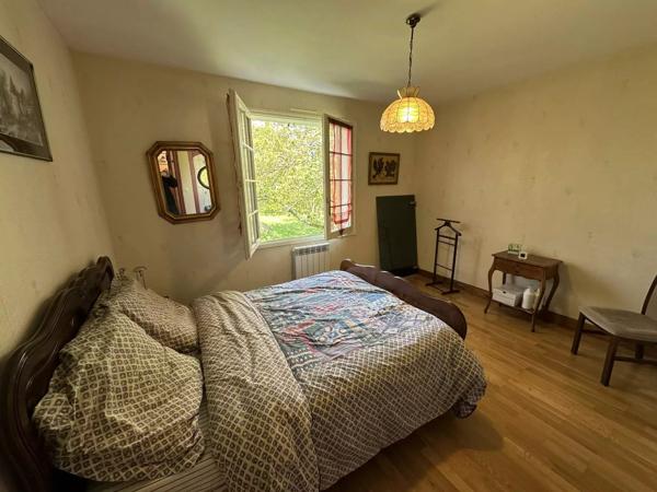 Maison avec un accès de plain-pied et demi sous-sol de la fin des années 70, DPE classé C.