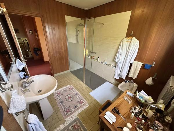 Maison avec un accès de plain-pied et demi sous-sol de la fin des années 70, DPE classé C.