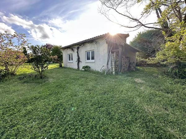 Maison avec un accès de plain-pied et demi sous-sol de la fin des années 70, DPE classé C.
