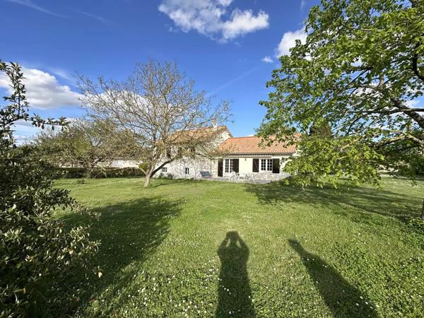 Maison avec un accès de plain-pied et demi sous-sol de la fin des années 70, DPE classé C.