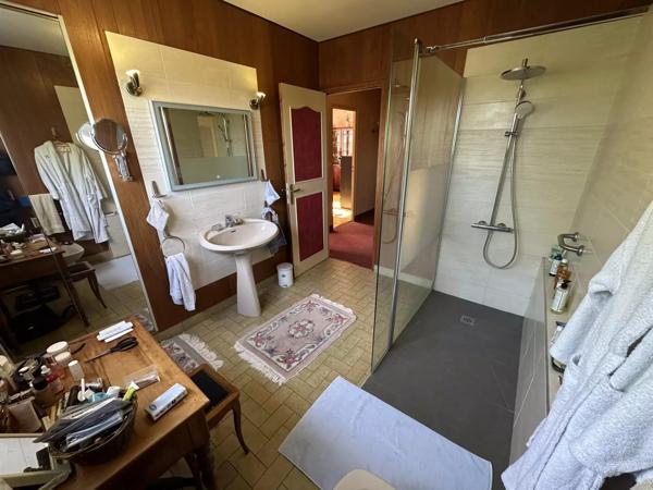 Maison avec un accès de plain-pied et demi sous-sol de la fin des années 70, DPE classé C.