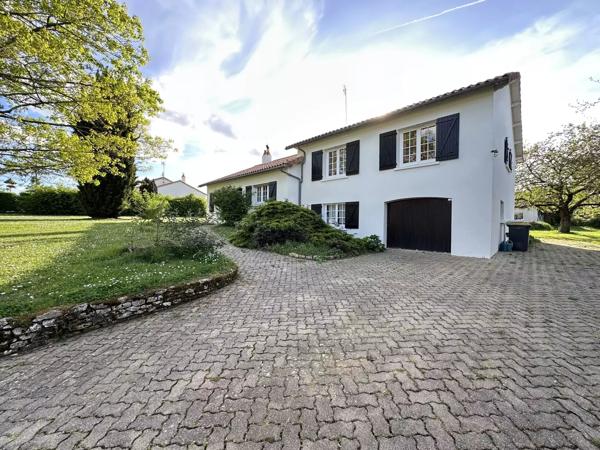 Maison avec un accès de plain-pied et demi sous-sol de la fin des années 70, DPE classé C.