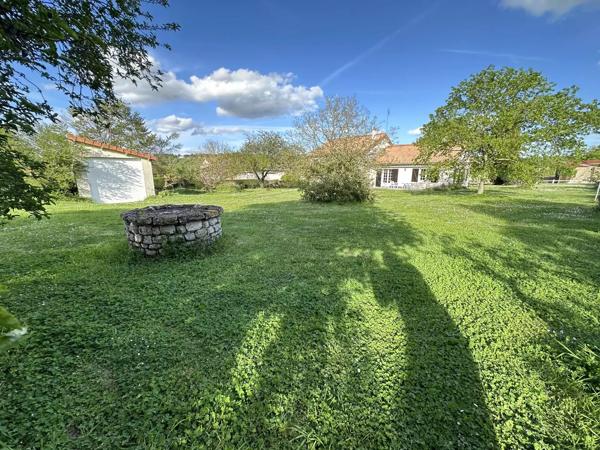 Maison avec un accès de plain-pied et demi sous-sol de la fin des années 70, DPE classé C.