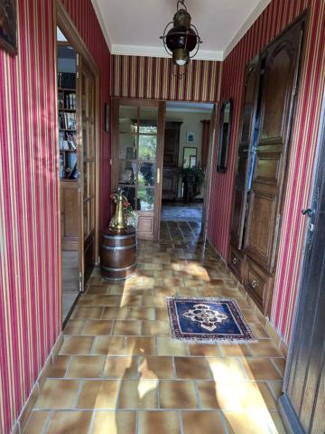 Maison avec un accès de plain-pied et demi sous-sol de la fin des années 70, DPE classé C.