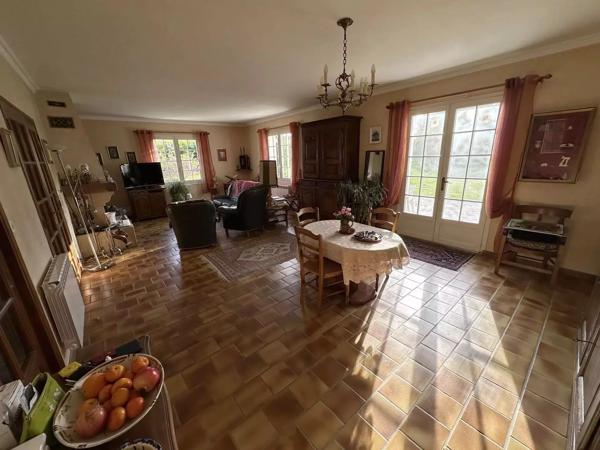Maison avec un accès de plain-pied et demi sous-sol de la fin des années 70, DPE classé C.