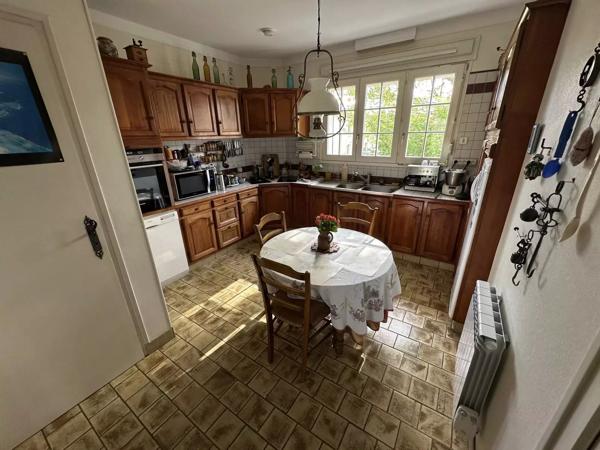 Maison avec un accès de plain-pied et demi sous-sol de la fin des années 70, DPE classé C.