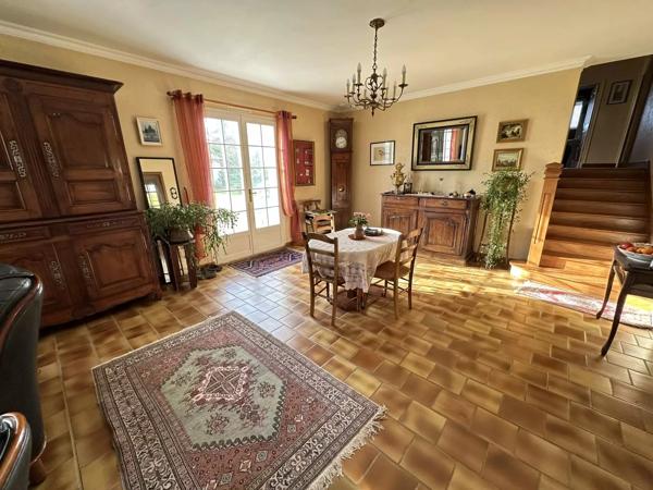 Maison avec un accès de plain-pied et demi sous-sol de la fin des années 70, DPE classé C.
