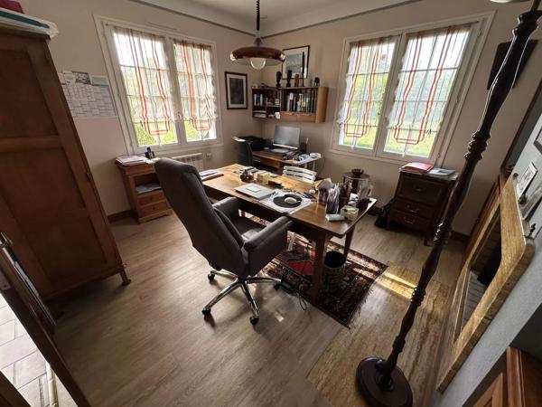 Maison avec un accès de plain-pied et demi sous-sol de la fin des années 70, DPE classé C.