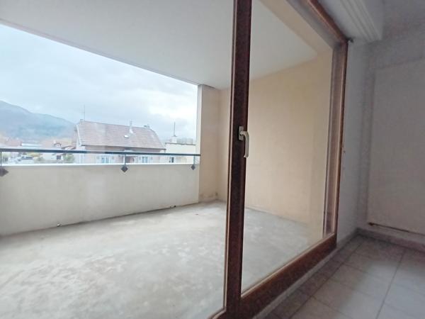 ANNECY, appartement T3 avec deux balcons et parking sécurisé