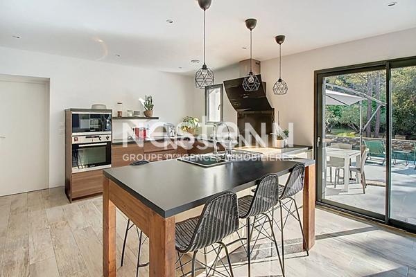 Maison à Lorgues de 130m2 de plain pied , Piscine BALI 8/4, terrain de 2000m2 ,quartier recherché!