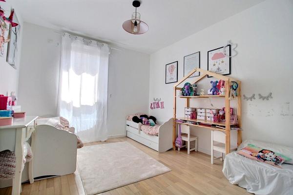 Maison récente 4 pièces 91 m² dans le centre de Maurepas