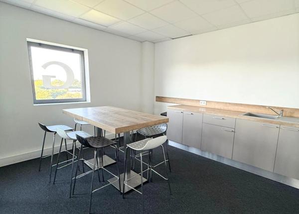 129 m² de bureaux climatisés et fonctionnel. Disponible immédiatement