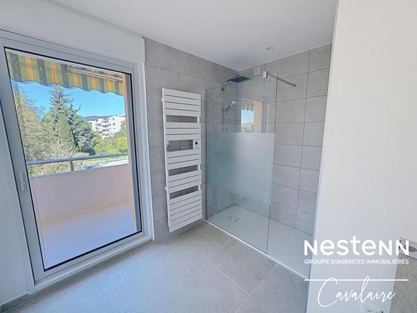 Appartement spacieux et astucieusement rénové de 5 pièces au Lavandou avec vue mer et proximité des plages et des commerces