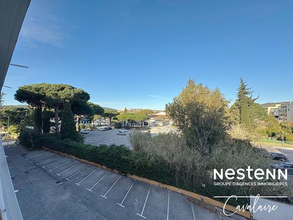 Appartement spacieux et astucieusement rénové de 5 pièces au Lavandou avec vue mer et proximité des plages et des commerces